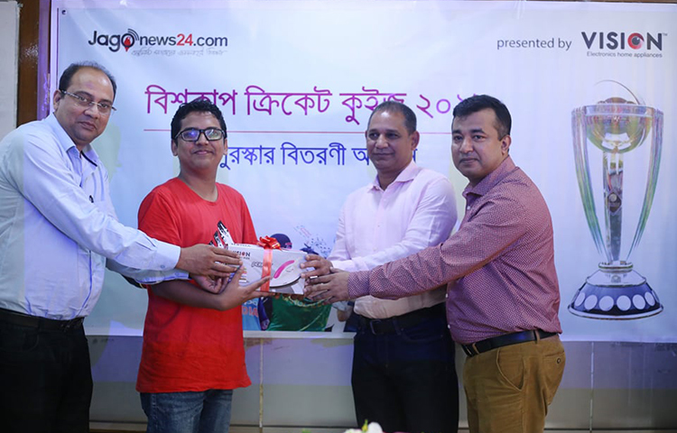 হাবিবুল বাশার সুমন প্রধান অতিথি হিসেবে উপস্থিত থেকে বিজয়ীদের হাতে পুরস্কার তুলে দেন। ছবি: মাহবুব আলম