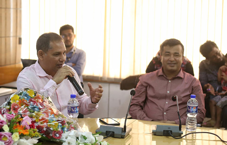 পুরস্কার বিতরণী অনুষ্ঠানে বক্তব্য রাখছেন সাবেক অধিনায়ক এবং বর্তমানে জাতীয় দলের অন্যতম নির্বাচক হাবিবুল বাশার সুমন। ছবি: মাহবুব আলম