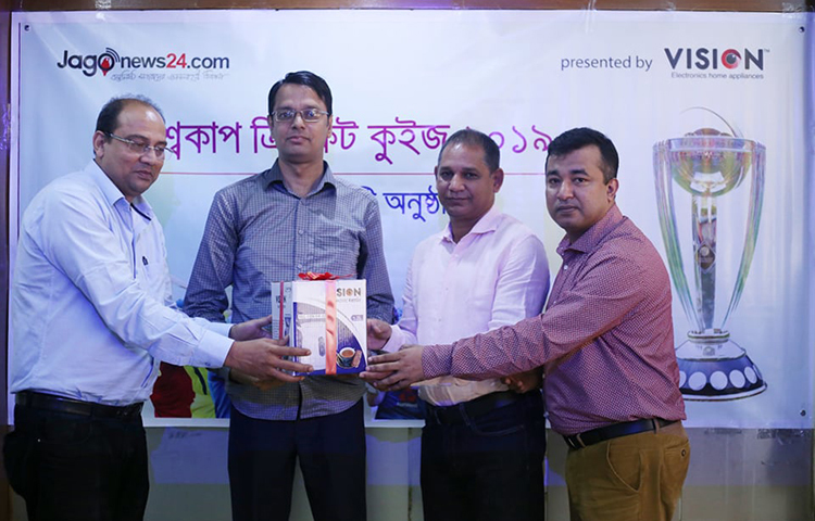 হাবিবুল বাশার সুমন প্রধান অতিথি হিসেবে উপস্থিত থেকে বিজয়ীদের হাতে পুরস্কার তুলে দেন। ছবি: মাহবুব আলম