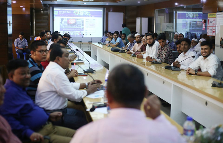 জাগো নিউজের সহকারী সম্পাদক ড. হারুন রশীদের সঞ্চালনায় অনুষ্ঠানে উপস্থিত ছিলেন জাগো নিউজের ভারপ্রাপ্ত সম্পাদক মহিউদ্দিন সরকার, ভিশন ইলেক্ট্রনিক্স লিমিটেডের জিএম (মার্কেটিং) মো. মাহবুবুল ওয়াহিদ, জাগো নিউজের বিশেষ সংবাদদাতা আরিফুর রহমান বাবু প্রমুখ। ছবি: মাহবুব আলম