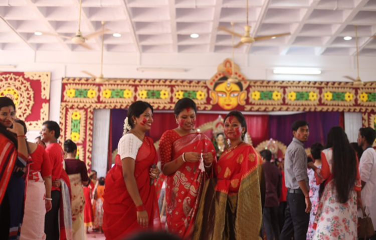 পূজার আনন্দে মেতেছেন সাবই। ছবি: মাহবুব আলম