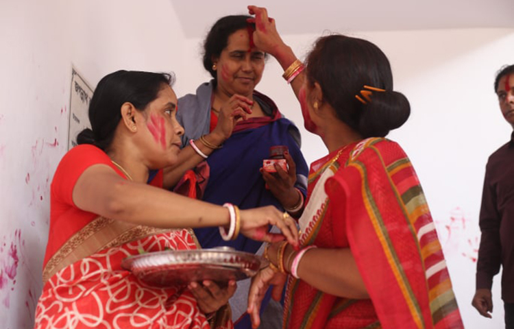 পূজায় সিঁদুর পরানো আনন্দ উৎসব। ছবি: মাহবুব আলম