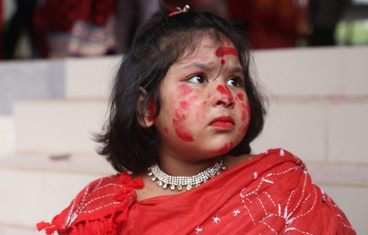 পূজার সেজেছে শিশুটি। ছবি: মাহবুব আলম