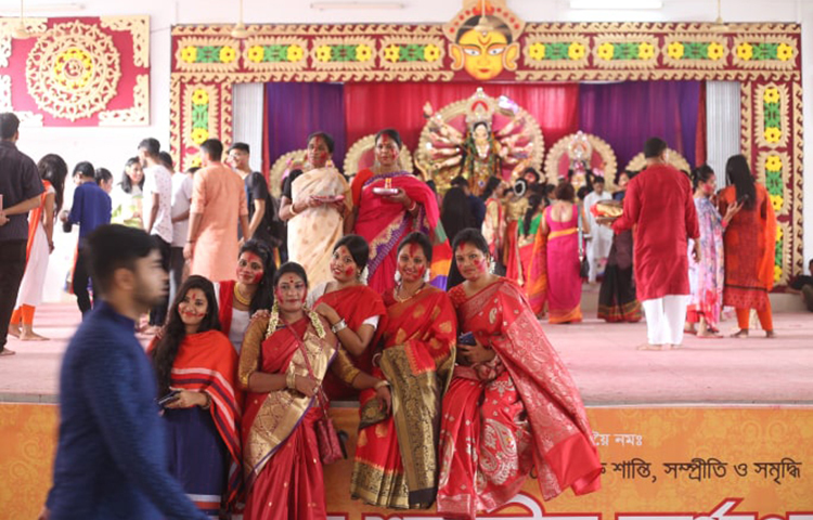 আনন্দ উৎসবে এসে ছবি না তুললে কী হয়। ছবি: মাহবুব আলম