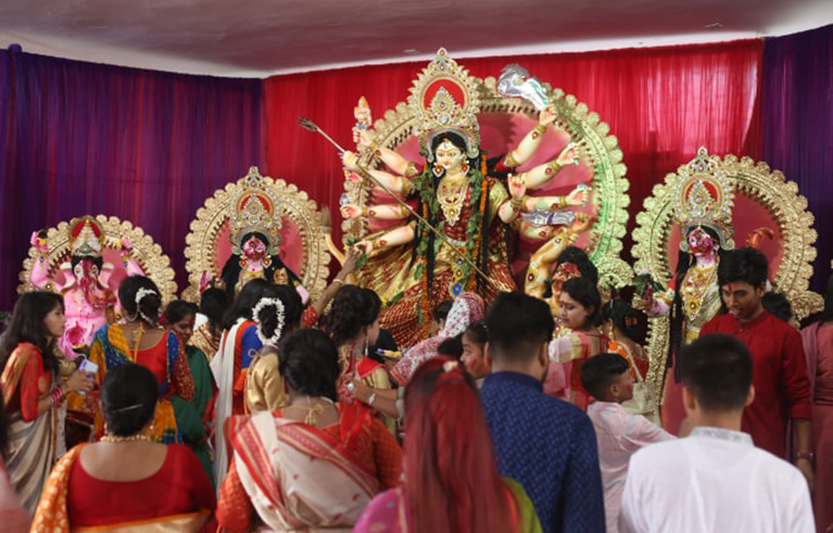 পূজা দিচ্ছেন ভক্তর। ছবি: মাহবুব আলম