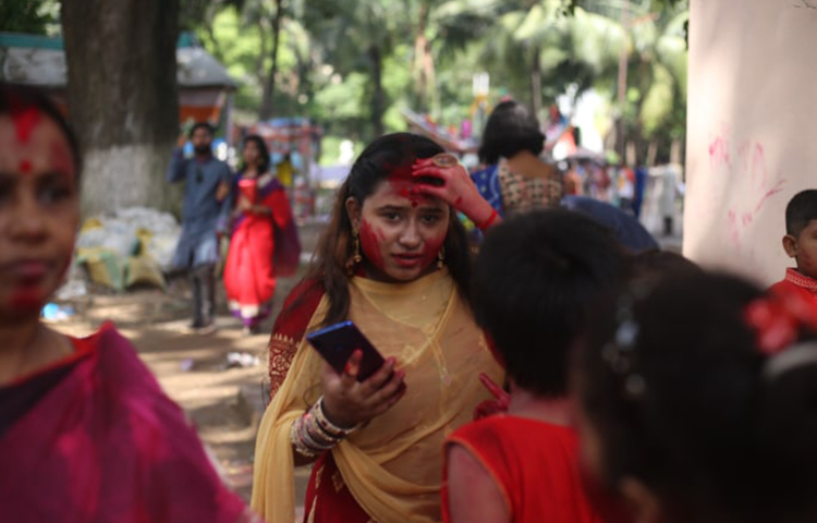 পূজার আনন্দে রঙ ছড়াচ্ছেন তারা। ছবি: মাহবুব আলম