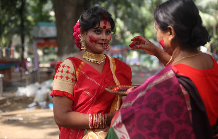 সিঁদুর দেয়া হচ্ছে। এ যেন আনন্দের রঙে সেজে ওঠা। ছবি: মাহবুব আলম