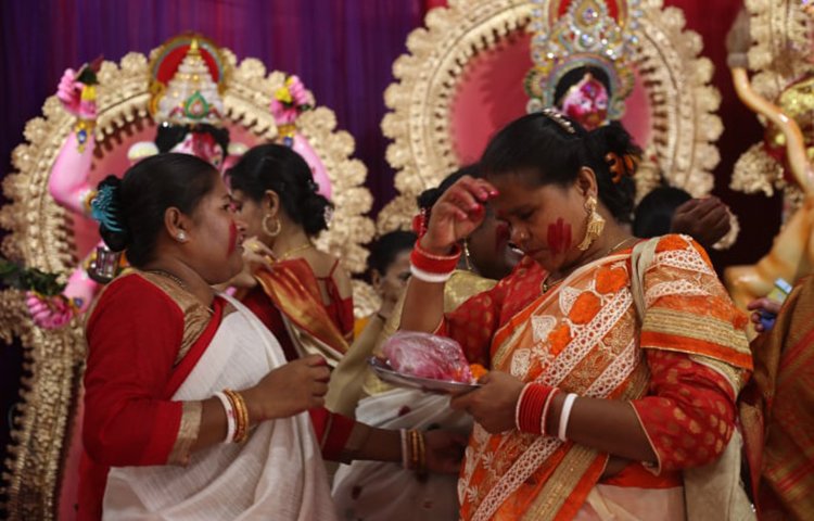 পূজা দেয়ায় ব্যস্ত ভক্তরা। ছবি: মাহবুব আলম