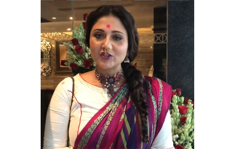 পূজার সাজে স্বস্তিকা মুখোপাধ্যায়।