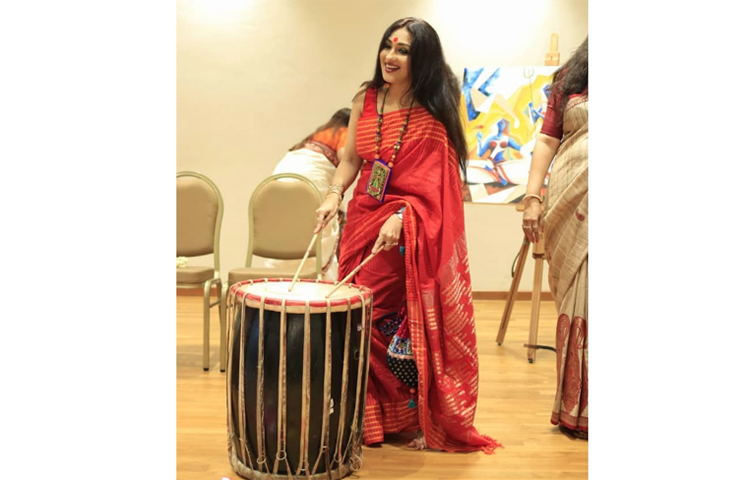 পূজা মণ্ডপে ঢাক বাজানোর ছবি পোস্ট করেছেন ঋতুপর্ণা সেনগুপ্ত।