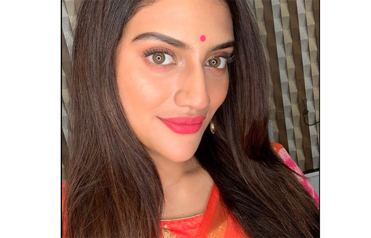 পূজার সাজে নুসরাত।