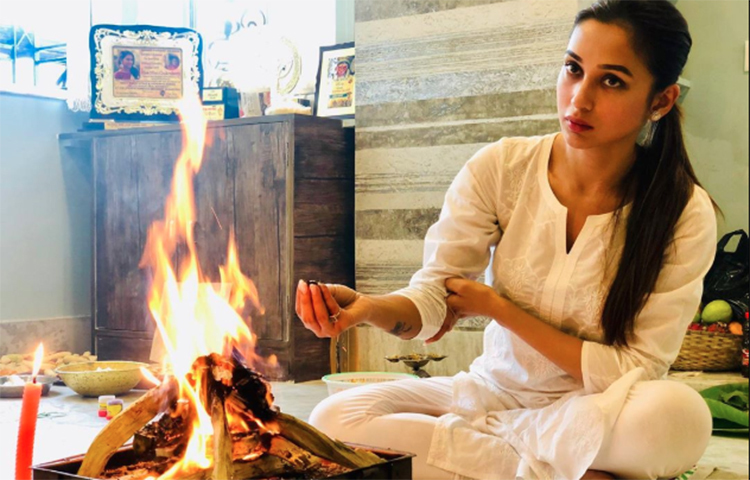 পূজার শুরুতে সকলের মঙ্গল কামনায় বাড়তে পূজা করেন মিমি।