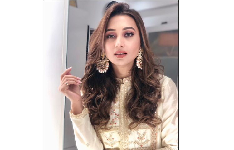 পূজার সাজে মিমি চক্রবর্তী।