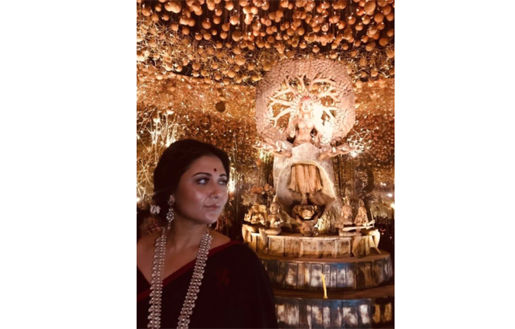 প্যান্ডেল হপিংয়ে স্বস্তিকা মুখোপাধ্যায়।