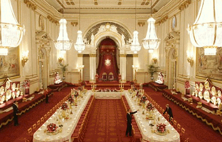 ব্রিটিশ রাজপরিবার অসংখ্য মূল্যবান দ্রব্যে ভরপুর। রাজপ্রাসাদ থেকে শুরু করে রাজপরিবারের প্রতিটা আসবাবের কারুকার্য চোখ ধাঁধানো। রাজ্যাভিষেকের সময় রীতি মেনে নতুন রাজা বা রানিকে মুকুট পরতে হয়।