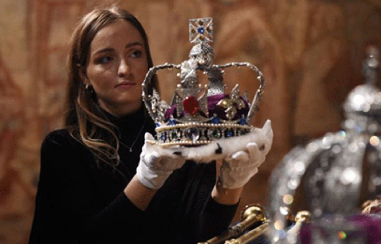 মুকুটটির প্রতিটা অংশের আলাদা মূল্য রয়েছে। এতে রয়েছে সাতটা নীলকান্ত মণি, যার মূল্য ২১ লাখ ৪২ হাজার ডলার। ভারতীয় মূল্যে যা প্রায় সাড়ে ১৫ কোটি টাকা।