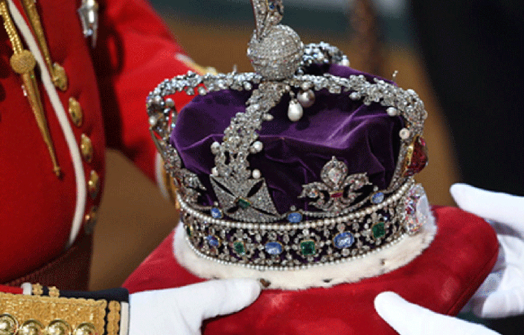 এই মুকুটের সবচেয়ে কম দামি অংশ কোনটা জানেন? বেগুনি রঙের ভেলভেট কাপড়টি। ঐতিহাসিক মূল্য যুক্ত এই কাপড়ের দাম মোটামুটি ৩ ডলার।
