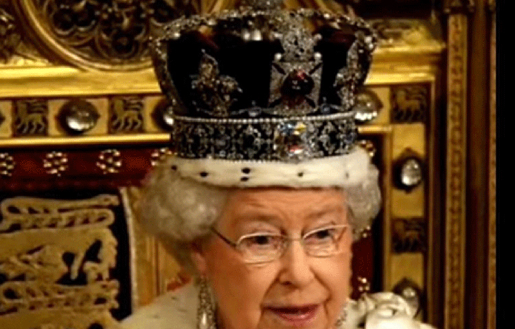 রাজপরিবারের ঐতিহ্যবাহী এই মুকুটের গায়ে লাগানো রয়েছে বহু মূল্যহান রত্ন। ব্রিটিশ রাজপরিবারের ওই মুকুটের মূল্য কত জানেন?