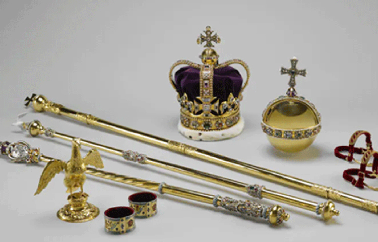 বেগুনি রঙের ভেলভেট কাপড়ে মোড়া ওই মুকুটের ওজন প্রায় আড়াই কিলোগ্রাম। বেশ ভারী হওয়ায় এই মুকুট পরে কিছু পড়ার জন্য কেউ মাথা ঝোঁকাতে পারেন না।