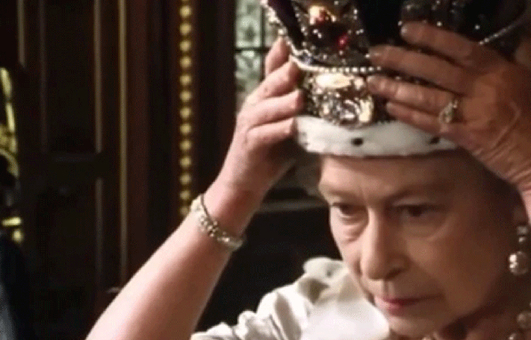 মাথা ঝোঁকালে মুকুটের ভারে ঘাড়ে লেগে যেতে পারে এবং মুকুট মাথা থেকে খুলে যেতে পারে। তাই লেখাটাকেই চোখের সমানে এনে পড়তে হয়।