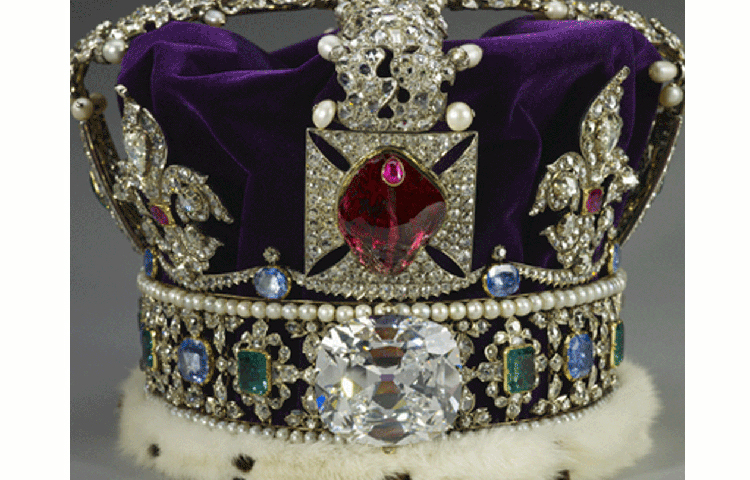 বর্তমানে বিশ্বের সবচেয়ে বড় হিরে, কালিনান এই রাজমুকুটে শোভা পায়। থমাস কালিনান দক্ষিণ আফ্রিকার খনি থেকে এই হিরে উদ্ধার করেন। সে সময় দক্ষিণ আফ্রিকায় ব্রিটিশ আধিপত্য ছিল। উদ্ধার হওয়া হিরে লুঠ করে নিয়েছিলেন সপ্তম এডওয়ার্ড। জানা গিয়েছে, এই হিরের নয়টা টুকরো করা হয়েছে। তার মধ্যে দুটো টুকরো মুকুটে লাগানো হয়েছে। বাকি সাতটা টুকরো ব্রিটিশ রানির ব্যক্তিগত সংগ্রহশালায় শোভা পাচ্ছে।