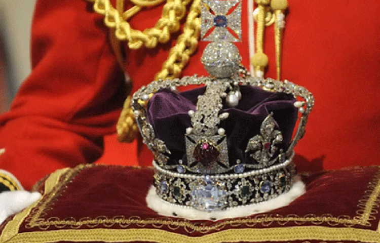 আর সব মিলিয়ে পুরো মুকুটটার মূল্য কত? মনে করা হয়, এই মুকুটের মোট মূল্য সাড়ে তিনশো কোটি ডলার! অর্থাত্ প্রায় ২৫ হাজার কোটি টাকা!