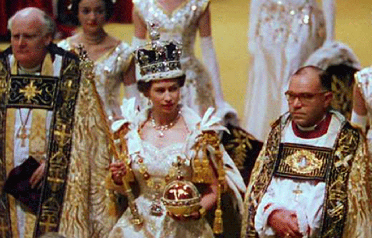 তবে প্রথমে নাকি মুকুটের মূল্যবান রত্নগুলো বিভিন্ন রাজ পরিবার থেকে ধার করা হত। প্রতিবার রাজ্যাভিষেকের সময় মূল্যবান রত্নে সেজে উঠত মুকুট। রাজ্যাভিষেকের পর তা আবার খুলে ফেলা হত।