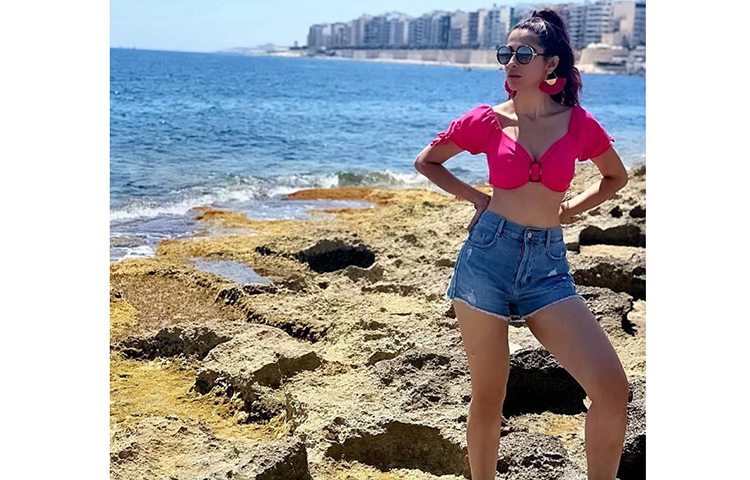 সমুদ্র পাড়ে রাই।