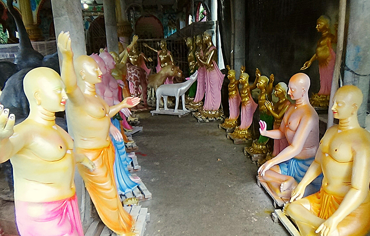 তুলির আঁচড়ে সাজিয়ে তোলা হচ্ছে প্রতিমা।