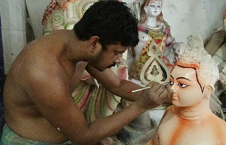 বালিয়াকান্দির জামালপুরের আলোকদিয়ার সর্বজনীন দুর্গাপূজা উদযাপন কমিটির আয়োজনে দুই যুগ ধরে ব্যতিক্রমধর্মী বাঁশ-কাঠ, লোহা দিয়ে কয়েক তলাবিশিষ্ট স্টেজ তৈরি করে প্রতিমা প্রদর্শন করেন।