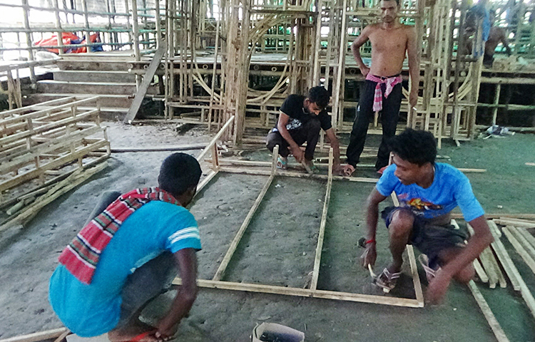 প্রায় সাড়ে চার মাস আগে শুরু হয় এ মণ্ডপ ও প্রতিমা তৈরির কাজ। ৫০ থেকে ৬০ জন কারিগর ও ডেকোরেশনকর্মী  দিনরাত ব্যস্ত সময় পার করছেন।