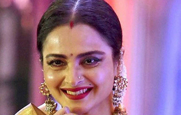 তাকে বলা হয় ‘এপিটোম অব বিউটি’। তার সৌন্দর্যের ছটায় মাতোয়ারা ছিলো বলিউড। তার ঠোঁটের কোণে আলগা হাসি আজও হিল্লোল তোলে ভক্ত হৃদয়ে। তিনি ভানুরেখা গণেশন। ভক্তরা যাকে রেখা বলেই চেনেন। দীর্ঘ ফিল্মি গ্রাফে নানান চরাই-উতরাই পেরিয়ে আজ তিনি ‘লেজেন্ড’।