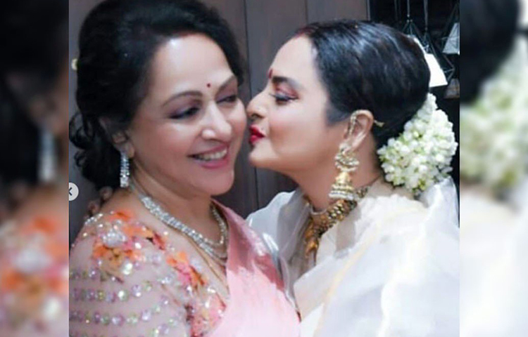 পেয়েছেন পদ্মশ্রী, জাতীয় পুরস্কার এবং বেশ কয়েকটি ফিল্ম ফেয়ার অ্যাওয়ার্ড। নায়িকারা নাকি বন্ধু হতে পারেন না। কিন্তু রেখার বেস্টফ্রেন্ড কে জানেন? বলিউডের ড্রিমগার্ল হেমা মালিনী।