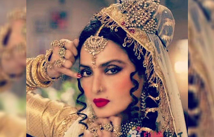 ছোটবেলাটা বেশ কষ্টেই কেটেছে অভিনেত্রীর। তার বাবা তামিল অভিনেতা জেমিনি গণেশন এবং মা তেলেগু অভিনেত্রী পুষ্পভেল্লী কোনোদিনই বিয়ে করেননি। পুরুষতান্ত্রিক সমাজে সে জন্য রেখাকেও বিভিন্ন সময়ে শুনতে হয়েছিল নানা গঞ্জনা, সম্মুখীন হতে হয়েছিল হরেক সমালোচনার। বাবা জেমিনিও রেখার ছোটবেলায় তাকে সন্তান হিসেবে মেনে নিতে অস্বীকার করেন।