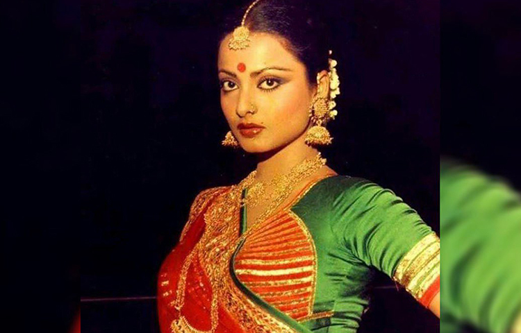 ছোট্ট মেয়েটার মনের জোর ছিল প্রচুর। হার না মানার সহজপাঠ শিখে গিয়েছিলেন খুব ছোট বয়সেই। সংসারে অভাব চরমে, বাধ্য হয়েই অভিনয়কে পেশা হিসেবে বেছে নিলেন চেন্নাইয়ে জন্ম নেওয়া ভানুরেখা। তবে প্রথম জীবনে রেখা কিন্তু মোটেও অভিনেত্রী হতে চাননি। তার ইচ্ছা ছিল ডানা মেলে আকাশে ওড়ার। চেয়েছিলেন বিমানসেবিকা হতে। তবে তার সেই ইচ্ছা পূর্ণ হয়নি। চেয়েছিলেন সন্ন্যাসিনী হতেও। পরে অবশ্য সেই ইচ্ছা থেকে সরে আসেন তিনি।