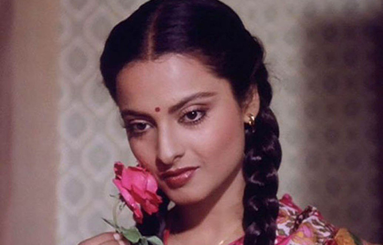 কিন্তু তিনি তো দমে যাওয়ার মেয়ে নন। ১৯৬৯ সালে প্রথম কন্নড় ছবিতে অফার মেলে তার। ওই বছরই হিন্দী ছবি ‘আনজানা সফর’-এ প্রথম ব্রেক মেলে তার। কিন্তু ভাগ্য সেখানেও সঙ্গ দেয় না। কিন্তু ছবির মুক্তি আটকে যায়। বেশ কয়েক বছর পর যদিও সেই ছবি মুক্তি পেয়েছিল। কিন্তু ততদিনে ভানুরেখা ‘রেখা’ হয়ে গিয়েছেন।