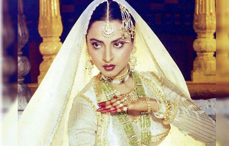 ‘আনজানা সফর’-এ তার সহ অভিনেতা ছিলেন বিশ্বজিৎ চট্টোপাধ্যায়। বিশ্বজিতের সঙ্গে তার পাঁচ মিনিটের দীর্ঘ চুম্বনের দৃশ্যের জন্যই সে সময় সেন্সরশিপের রোষের মুখে পড়ে ওই ছবি। রেখার বয়স তখন মাত্র পনেরো বছর।