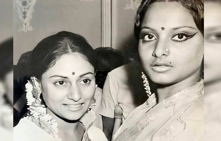 দিনটা ১৯৮০ সালের ২২ জানুয়ারি। আরকে স্টুডিওতে ধুমধাম করে ঋষি আর নিতু কাপুরের বিয়ে হচ্ছে। এমন সময় রেখা পৌঁছান সেখানে। মাথায় সিঁদুর। গলায় মঙ্গলসূত্র। কিন্তু তার তো বিয়ে হয়নি। তবে? সে সময় আবার বলি-পাড়ায় অমিতাভ-রেখার সম্পর্ক নিয়ে নানা গুঞ্জন। ওই অনুষ্ঠানে আবার সস্ত্রীক অমিতাভও এসে হাজির। অতিথিদের মনে তখন হাজারও প্রশ্ন ভিড় করেছে।