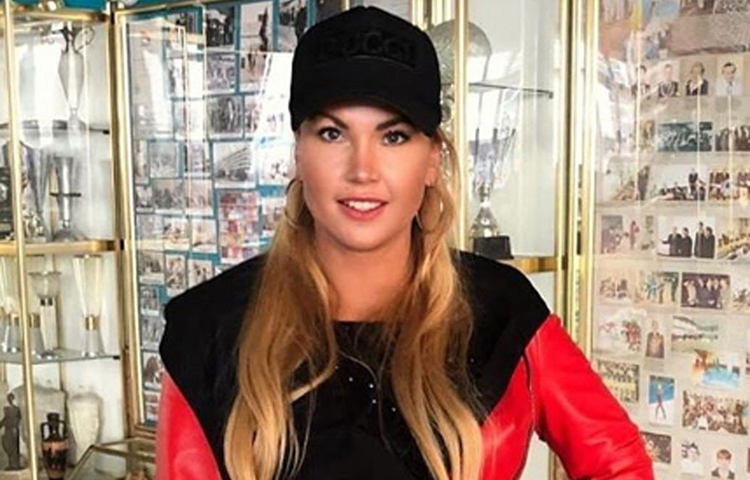 আসলে স্নানের জন্য জল নয়, পরিবর্তে শ্যাম্পেন ব্যবহার করেন কামালিয়া। প্রতিদিন ৫ হাজার টাকা দামের ২০-৩০ বোতল শ্যাম্পেন স্নানের জন্য খরচ করেন।