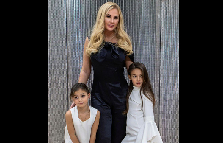 স্নানের জন্য আমরা জল ব্যবহার করি। কিন্তু স্নানের জন্য জল একেবারেই না-পছন্দ কামালিয়ার। স্নানের জন্য লাখ লাখ টাকা খরচ করেন তিনি।