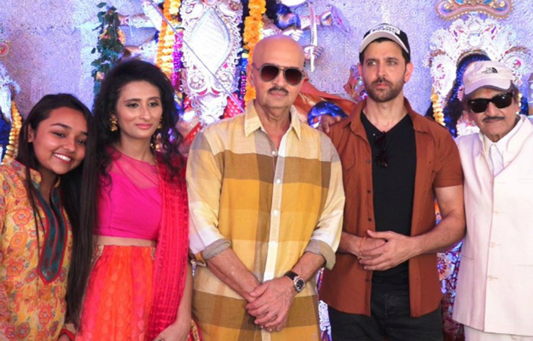 নবমীর সকালে বাবাকে নিয়ে অঞ্জলি দিলেন হৃতিক রোশন।