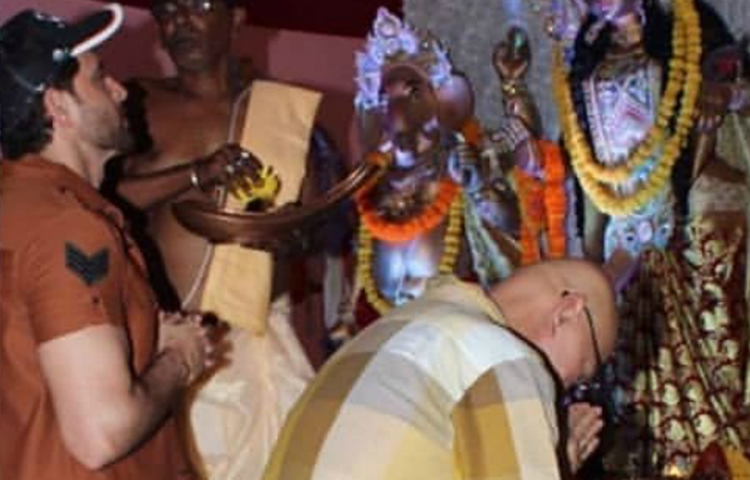 মুম্বাইয়ে অভিনেতা বিশ্বজিতের পূজায় সকালে হাজির হন হৃতিক ও রাকেশ রোশন।