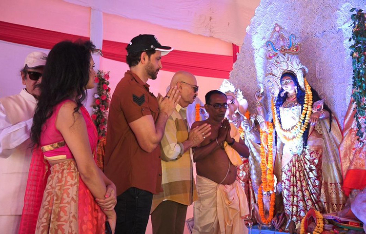 দুর্গার সামনে অঞ্জলি দেন পিতা-পুত্র।