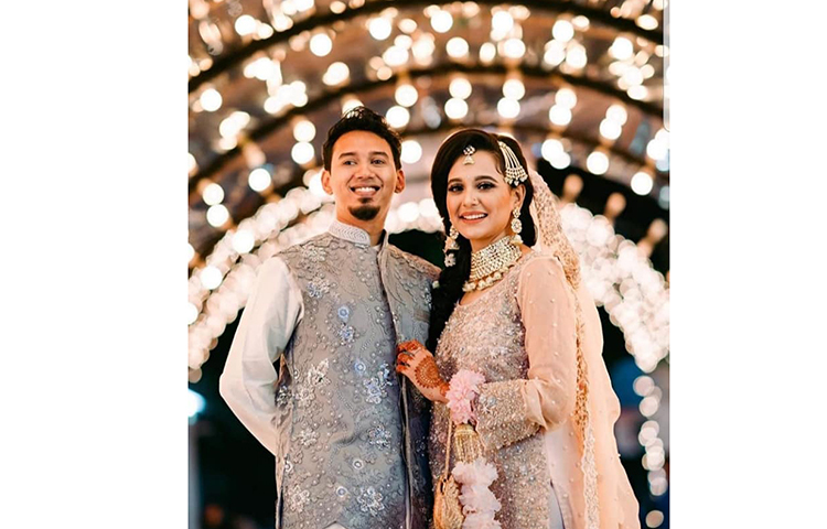 বরের সাথে হাস্যোজ্জ্বল সাবিলা নূর।