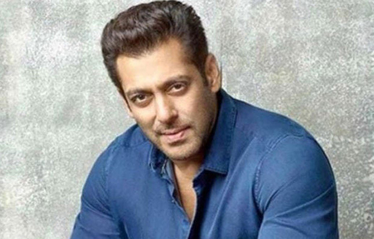 সালমানের রেকর্ডের ঝুলিতে রয়েছে সবচেয়ে বেশি ৩০০ কোটি ক্লাবের ছবি। এখনও পর্যন্ত বলিউডে ৩০০ কোটির ক্লাবে ঢুকে পড়েছে যে সব ফিল্ম, তার মধ্যে সালমান খান অভিনীত ছবি রয়েছে তিনটি-বজরঙ্গি ভাইজান, সুলতান ও টাইগার জিন্দা হ্যায়।