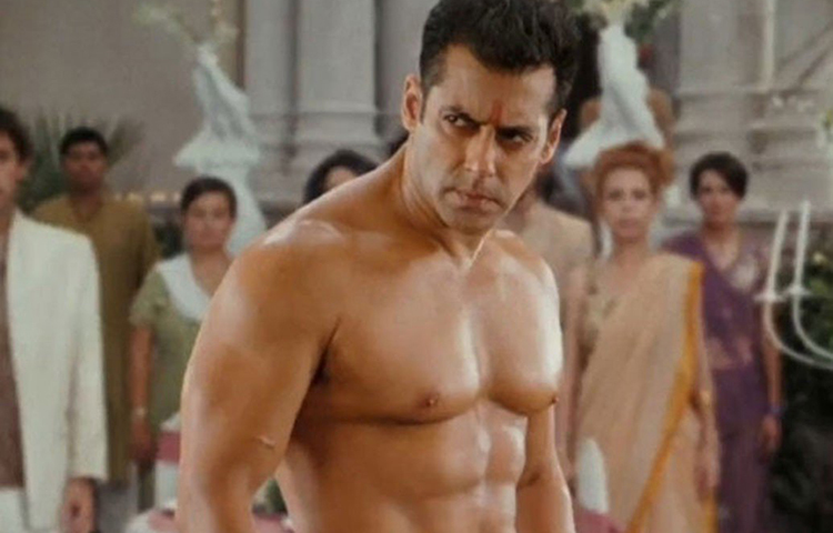 সালমানের টানা ১৪টি ছবি ১০০ কোটির ক্লাবে সামিল হয়েছে। যার মধ্যে রয়েছে দাবাং, দাবাং ২, বডিগার্ড, রেডি, এক থা টাইগার, জয় হো, কিক, বজরঙ্গি ভাইজান-এর মতো বক্স অফিস কাঁপানো ছবি। যা বলিউডের ইতিহাসে এক অনন্য নজির।