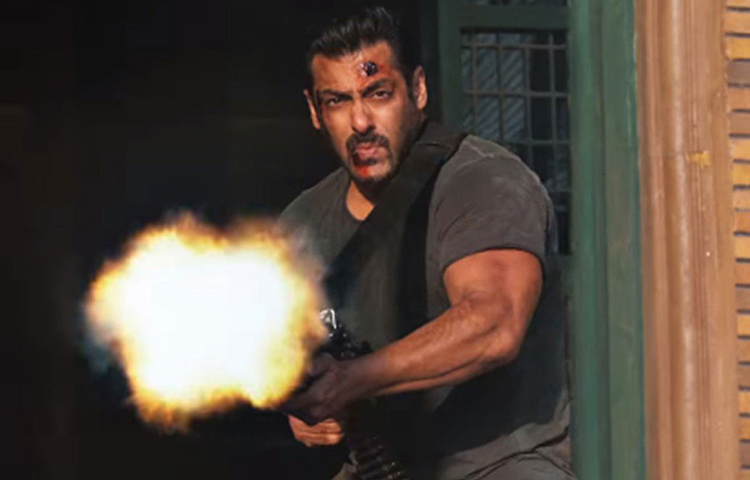 ২০১৭ সালের ৬ নভেম্বর টাইগার জিন্দা হ্যায়-এর ট্রেলার রিলিজ হয়। রিলিজ হওয়ার ২৪ ঘণ্টার মধ্যেই ২ কোটি ৯০ লাখ বার তা দেখা হয়। ৪ লাখ ৮০ হাজার লাইক এবং ২ লাখ ৫০ হাজার শেয়ার হওয়ার ফলে ভারতীয় ফিল্ম ইন্ডাস্ট্রিতে রেকর্ড তৈরি করেছে এই ট্রেলার।