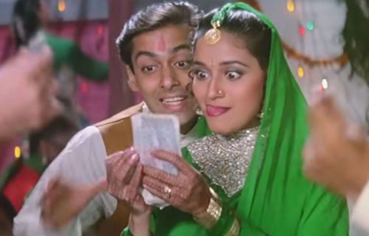 হাম আপকে হ্যায় কৌন ছবিটির কথা মনে আছে? ১৯৯৪ সালে ছবিটি মুক্তি পেয়েছিল। বক্স অফিসে দারুণ হিট করেছিল ছবিটি। এই ছবিতে সালমানের অভিনয় দর্শকদের মনে দাগ কেটেছিল। ছবিটি মুক্তি পাওয়ার পর ৭ কোটি ৪০ লাখ টিকিট বিক্রি হয়েছিল। ২৫ বছর ধরে এই রেকর্ড আজও কোনো ছবি ভাঙতে পারেনি।