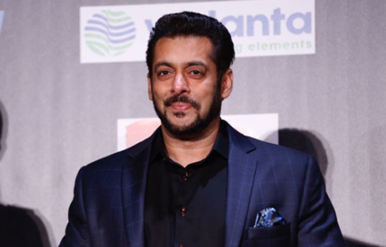 সোমি আলি থেকে শুরু করে ক্যাটরিনা কাইফ, বলিউডে একের পর এক অভিনেত্রীর সঙ্গে জড়িয়েছে তার নাম। কিন্তু একনো পর্যন্ত কারো গলায় মালা তিনি দেননি।