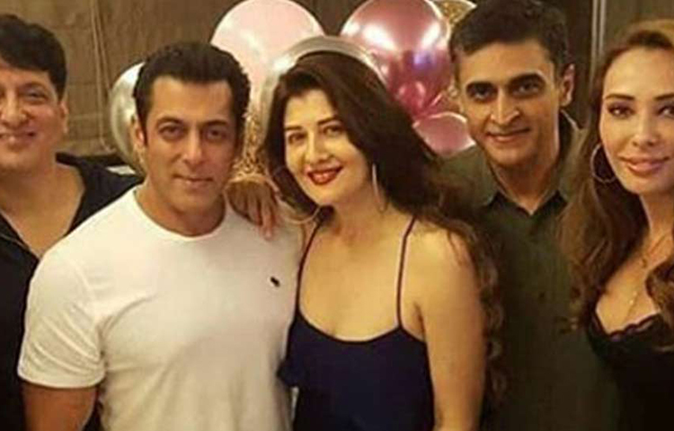 সম্প্রতি কপিল শর্মার শোয়ে হাজির হন সাজিদ নাদিয়াদওয়ালা। সেখানে তিনি জানানা, ১৯৯৯ সালে সালমান খানের বিয়ে প্রায় ঠিক হয়েই গিয়েছিল। সেই সময় আচমকাই বিয়ে করবেন না বলে জানিয়ে দেন তিনি।